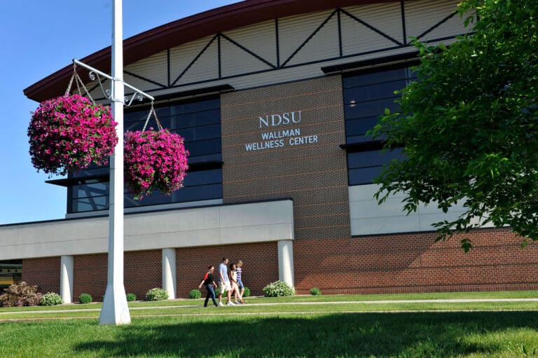 منحة جامعة ولاية داكوتا الشمالية للدراسة في أمريكا 2021
